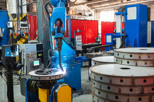 Photos Automatic Industrial welding robot in a modern factory in operation