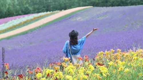 花畑の中でポーズを決める女性