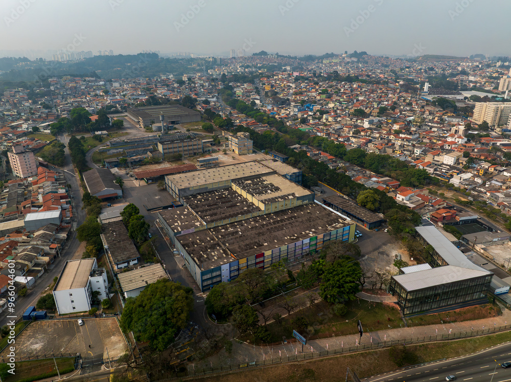 Fototapeta premium imagens aéreas impressionantes da cidade de Osasco, destacando seus principais pontos e oferecendo uma perspectiva única e ampla para valorizar projetos e promover a beleza urbana.