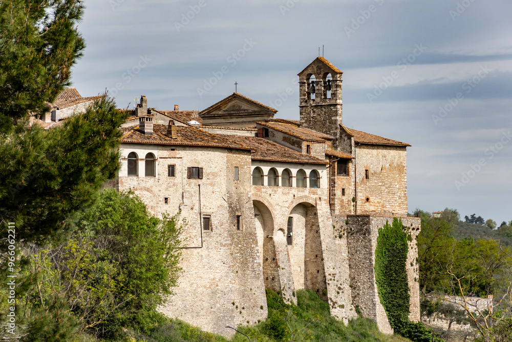 San Gemini, Provincia di Terni, Umbria. Vista del centro storico e delle mura medioevali. San Gemini, Provincia di Terni, Umbria. Vista del centro storico e delle mura medioevali.