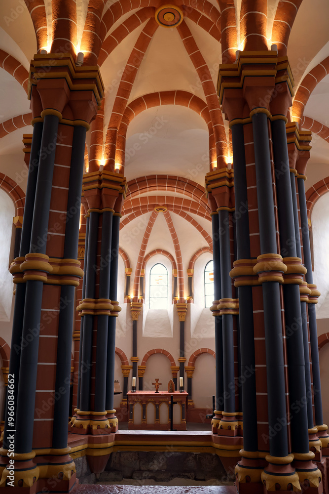 Obraz premium Innenansicht der Kapelle in der Burg Vianden in Luxemburg im gleichnamigen Kanton Vianden. 