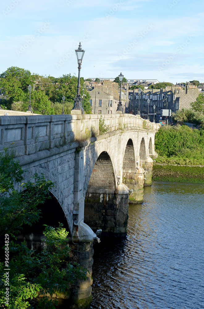 Obraz premium The Victoria Bridge across the Dee, Aberdeen, Scotland