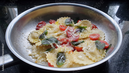 ravioli mit ziegenkäse  gefüllt photo