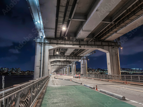 Obraz na płótnie Bridge on the Hangun River in Seoul, Korea. Road part inside the bridge w salonie