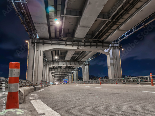 Obraz na płótnie Bridge on the Hangun River in Seoul, Korea. Road part inside the bridge w salonie