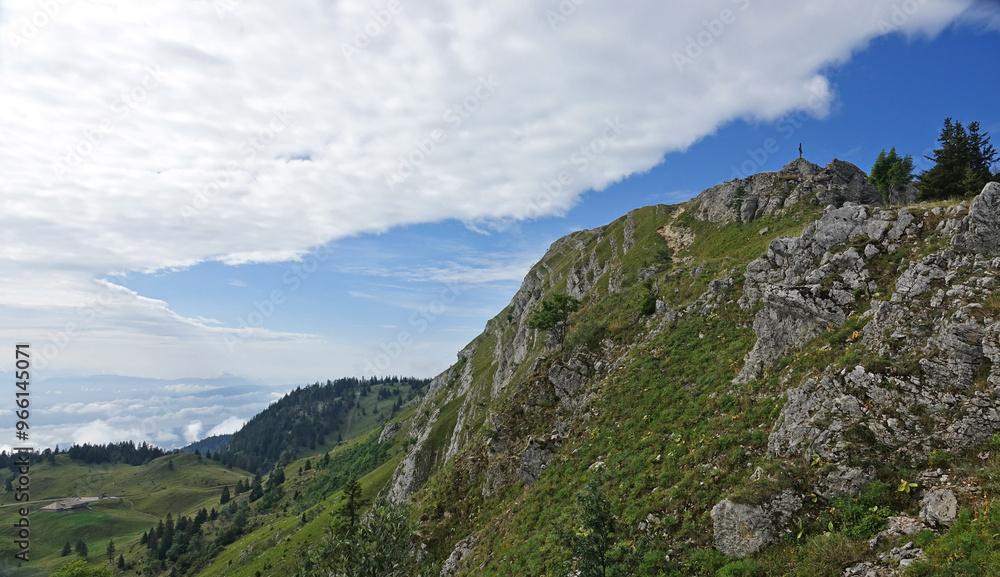 Superbe randonnée vers le sommet de la Dôle en Suisse Superbe randonnée vers le sommet de la Dôle en Suisse