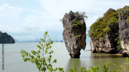Vue panoramique d'un rocher sur la mer en Thaïlande
