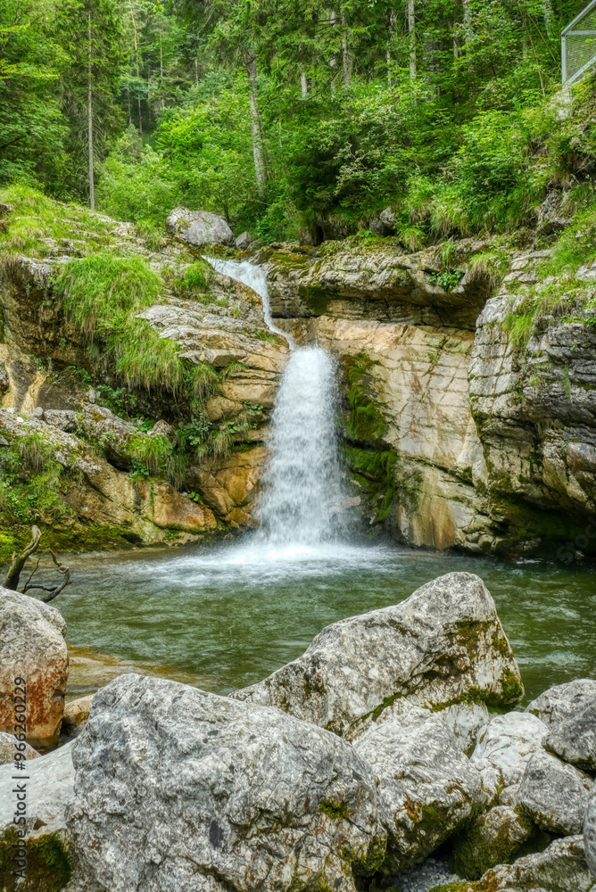 Kuhflucht-Wasserfälle mit Felsen in Farchant in Bayern Kuhflucht-Wasserfälle mit Felsen in Farchant in Bayern
