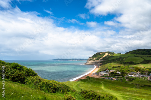 Foto View of Seatown beach and surrounding rolling landscape by the English Channel i