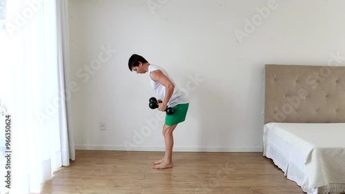 homem fazendo levantamento de peso com alteres em  treino em casa  photo