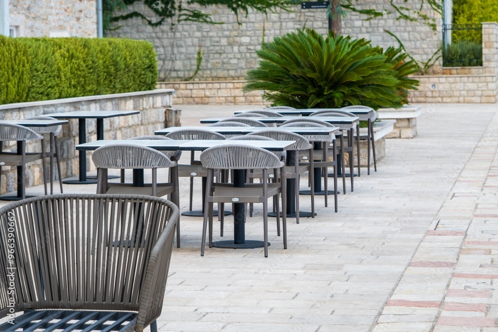 Obraz premium Outdoor patio seating with modern chairs and greenery