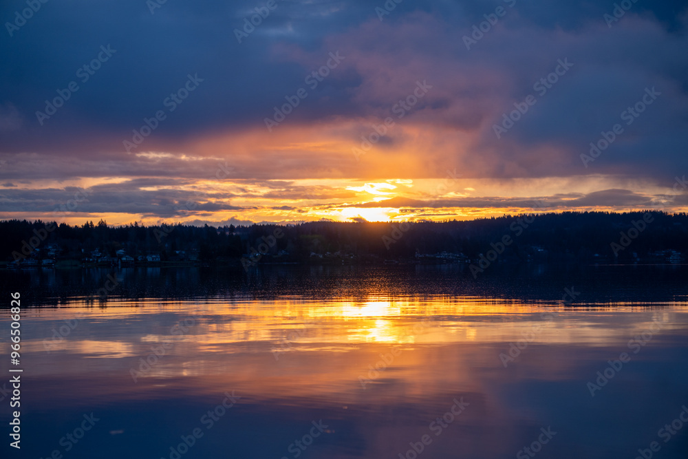 Obraz premium sunset over the lake