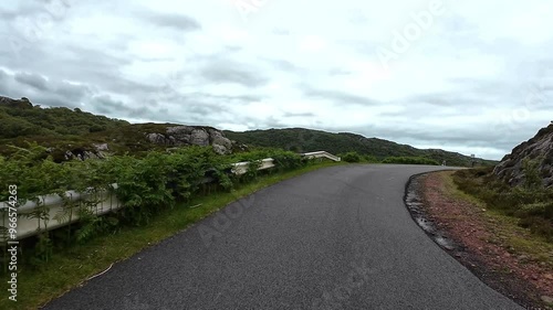 Fahrvideo von einer Single Track Road mit Schafen in den schottischen Highlands photo