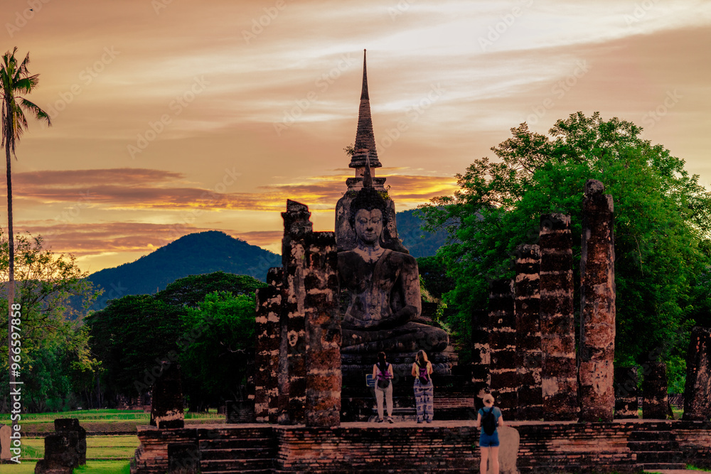 Obraz premium Background atmosphere inside the important historical tourist attraction Sukhothai Historical Park,foreign tourists from all over the world like to bring their children study history during holiday.