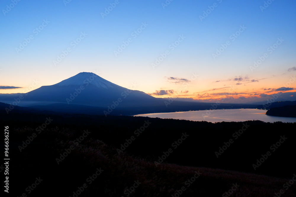 Fototapeta premium 河口湖と黄昏の富士山