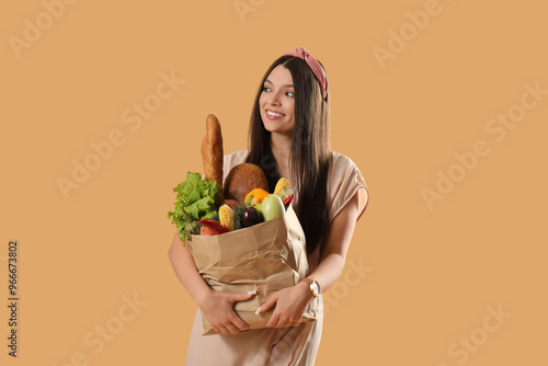 Young woman holding paper b...