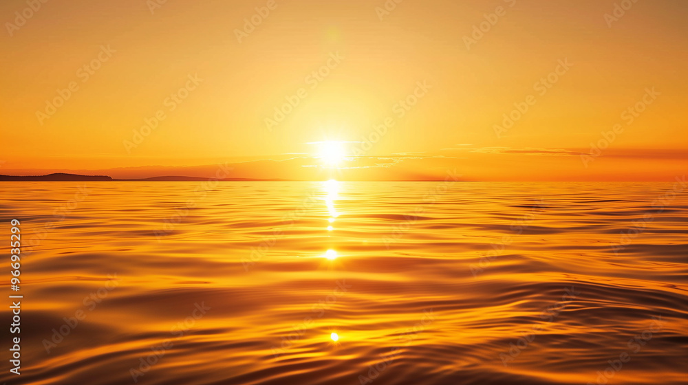 Obraz premium Golden sunset over calm ocean water