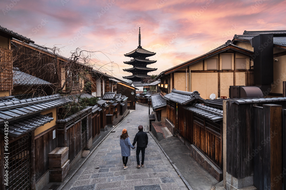 © Kittiphan - Young couple traveler looking at Yasaka Pagoda and Hokan-ji Temple, the famous tourist destination in Kyoto, Japan © Kittiphan - Young couple traveler looking at Yasaka Pagoda and Hokan-ji Temple, the famous tourist destination in Kyoto, Japan