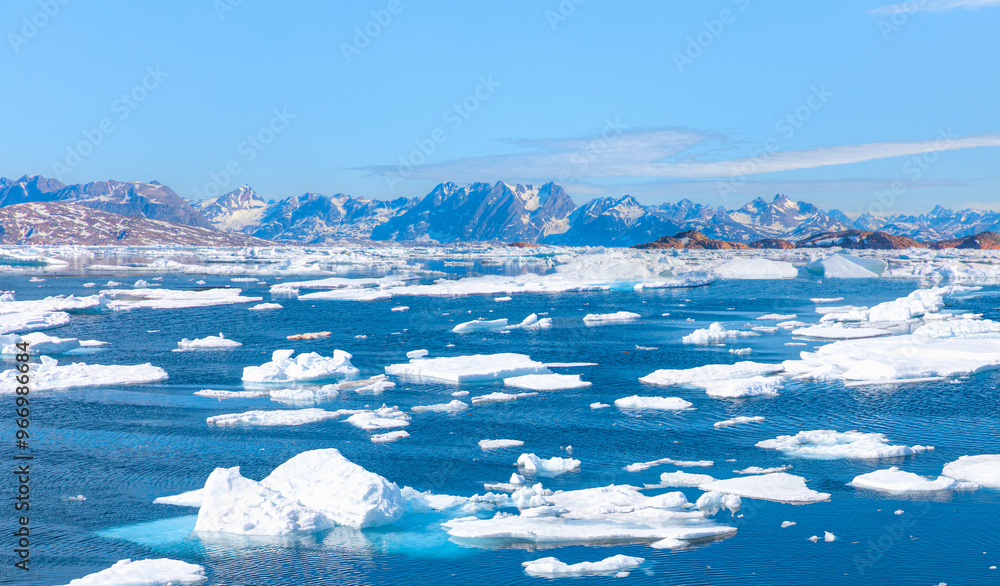 Φωτογραφία Melting icebergs by the coast of Greenland, on a beautiful summer day - Melting