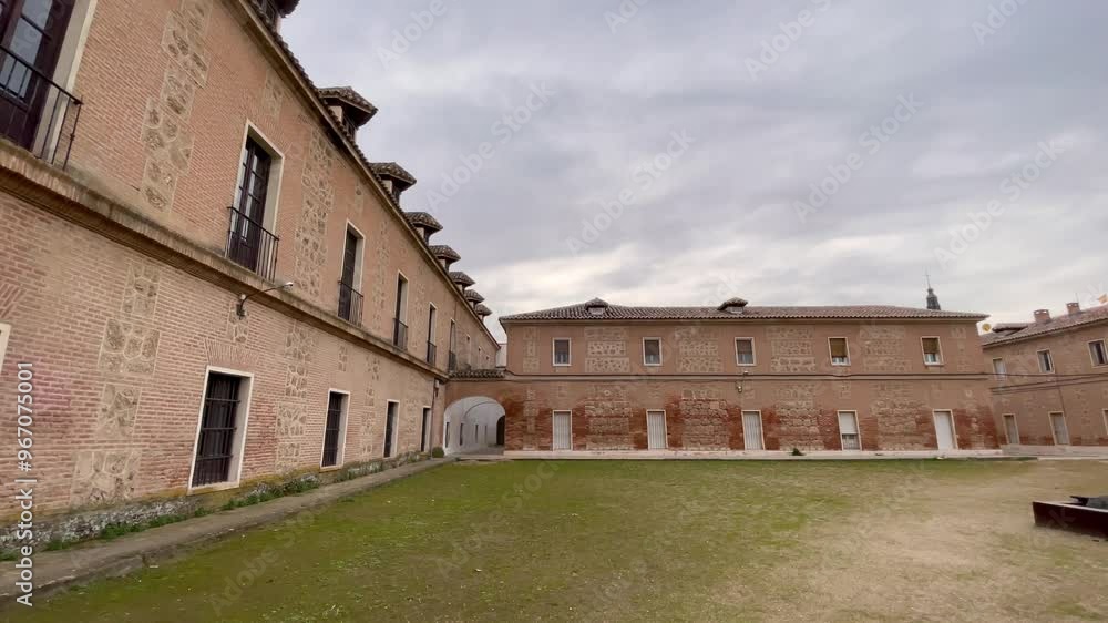 We see one of the interior patios of the House of Trades from the 16th century, the brick and stone facades appear, with their balconies and windows, all with minimalist lines and elegance.