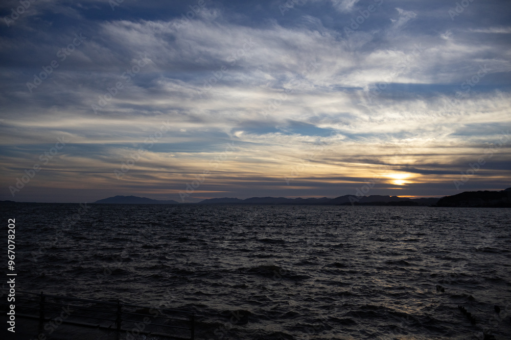 Obraz premium 湖に沈む美しい夕陽