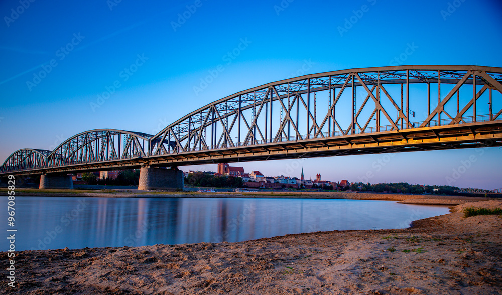 Naklejka premium roga, autostrada, niebo, krajobraz, sundown, podróż, asfalt, horyzont, charakter, droga, obszarów wiejskich, chmura, chmura, pola, słońce, opróżnić, pustynia, auta, podroż,