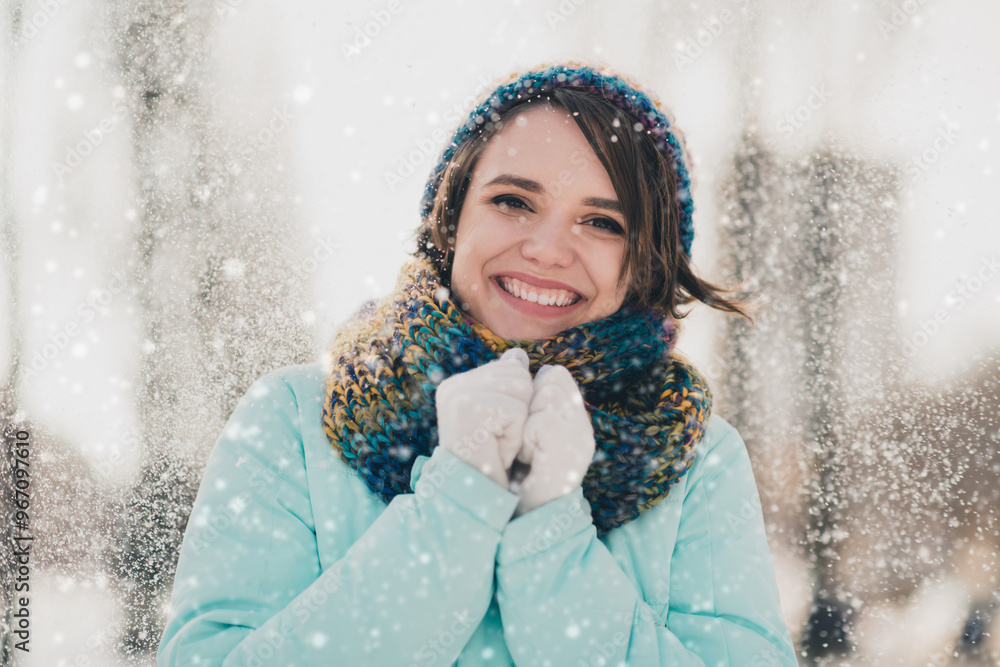 Φωτογραφία Photo of charming happy attractive young woman smile good mood snow fall in park