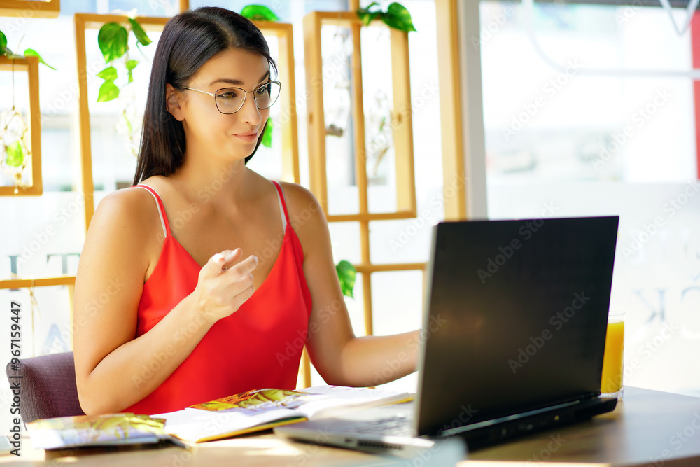 Obraz premium Happy Brunette Business Lady Using Laptop Smiling To Camera Posing Wearing Glasses Working Sitting At Workplace In Modern Office. Successful Entrepreneurship And Career Concept.