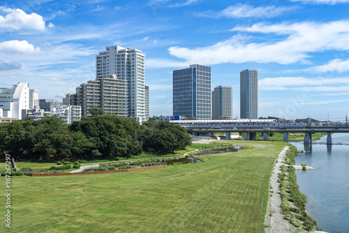 快晴の新二子橋から　多摩川河川敷の兵庫島公園（東京都世田谷区）
