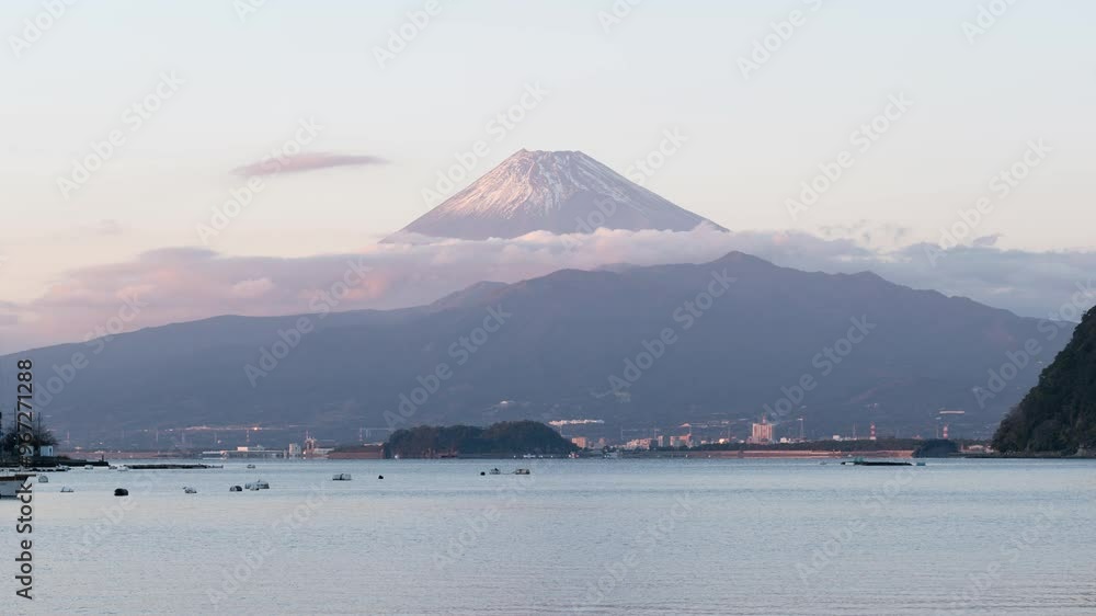 夕暮れ時に沼津市西浦より望む駿河湾越しの富士山(紅富士)のタイムラプス映像(ズームイン) 夕暮れ時に沼津市西浦より望む駿河湾越しの富士山(紅富士)のタイムラプス映像(ズームイン)