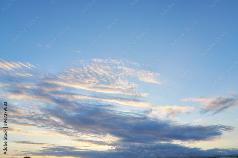 Obraz premium 夏の終わりの空、夕暮れ前