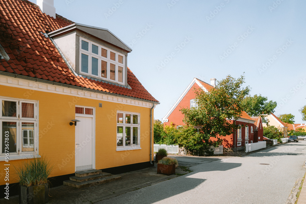 Straßen von Skagen mit typischen gelben Häusern Straßen von Skagen mit typischen gelben Häusern