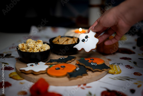 Piękne, ręcznie dekorowane ciasteczka na Halloween. Dynie, nietoperze i duszki na tle ozdób w klimacie grozy.