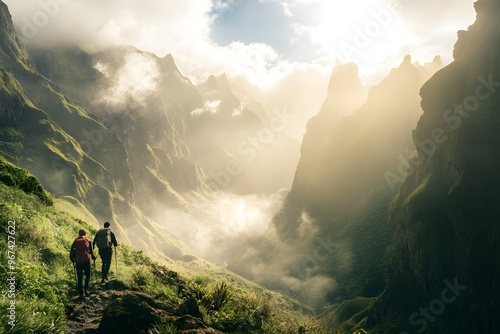 Atemberaubende Berglandschaft mit Wanderern im Morgenlicht photo