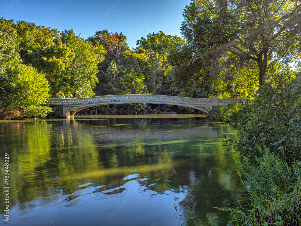 Obraz premium Bow bridge in late summer
