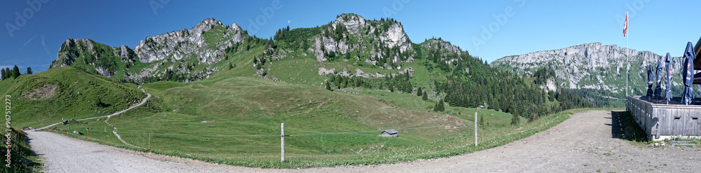 Naklejka premium Vue panoramique du restaurant et des montagnes avoisinantes à Seebergsee en Suisse
