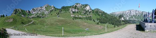 Vue panoramique du restaurant et des montagnes avoisinantes à Seebergsee en Suisse photo