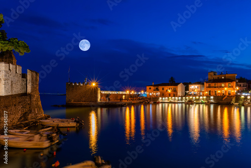 Obraz na płótnie Lights reflecting water at the port of Nafpaktos in Greece against the full moon.
w salonie