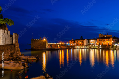 Obraz na płótnie Lights reflecting water at the port of Nafpaktos in Greece.
w salonie