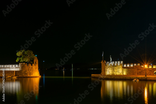 Obraz na płótnie Night view of port of Nafpaktos in Greece.
w salonie