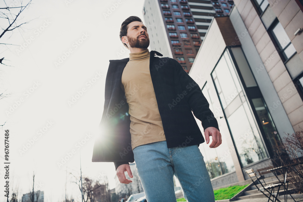 Φωτογραφία Photo of cheerful joyful nice man wear stylish clothes walking vacation city str