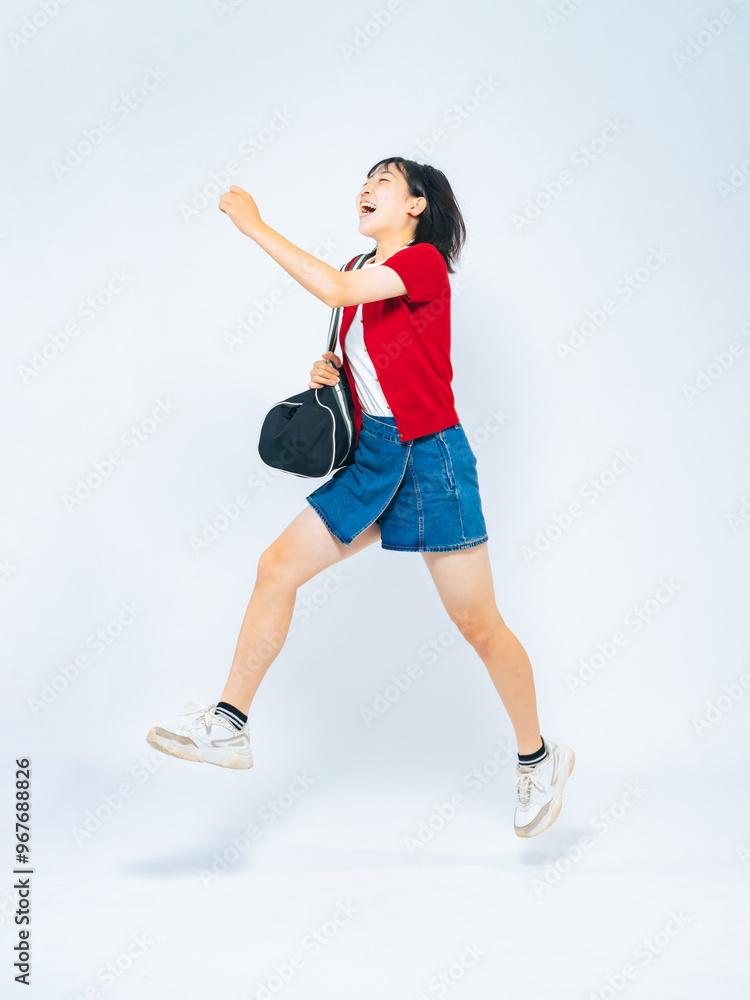 元気にジャンプする女の子の全身写真 元気にジャンプする女の子の全身写真
