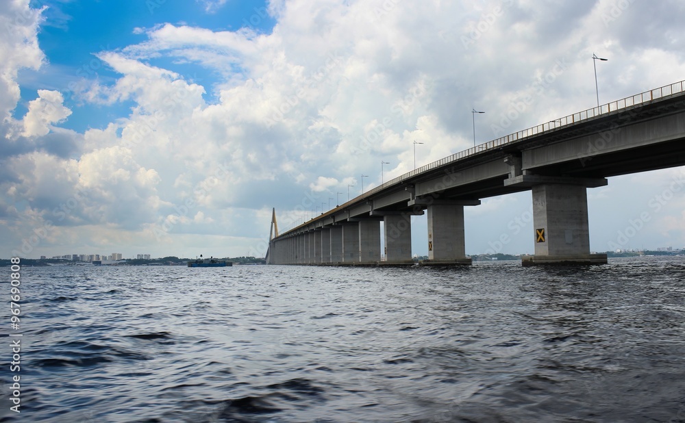 Ponte Rio Negro, é uma ponte que atravessa o rio Negro, no estado brasileiro do Amazonas em Manaus Ponte Rio Negro, é uma ponte que atravessa o rio Negro, no estado brasileiro do Amazonas em Manaus