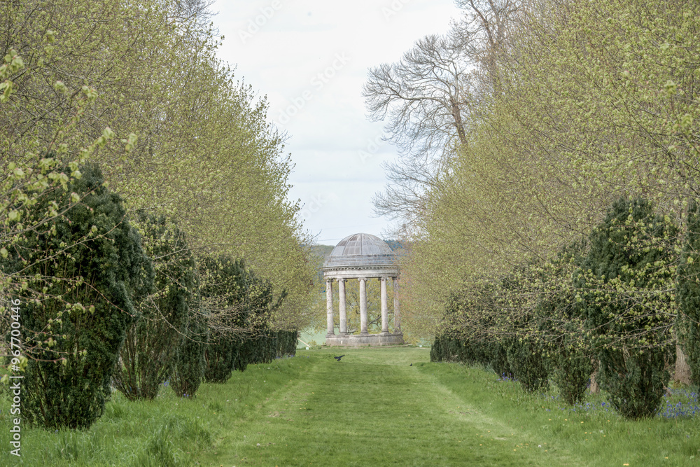 Obraz premium Avenue through clipped shrubs leading to a domed folly
