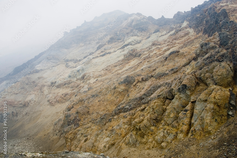 Obraz premium Russia Kamchatka volcano caldera volcano Mutnovsky on a cloudy summer day