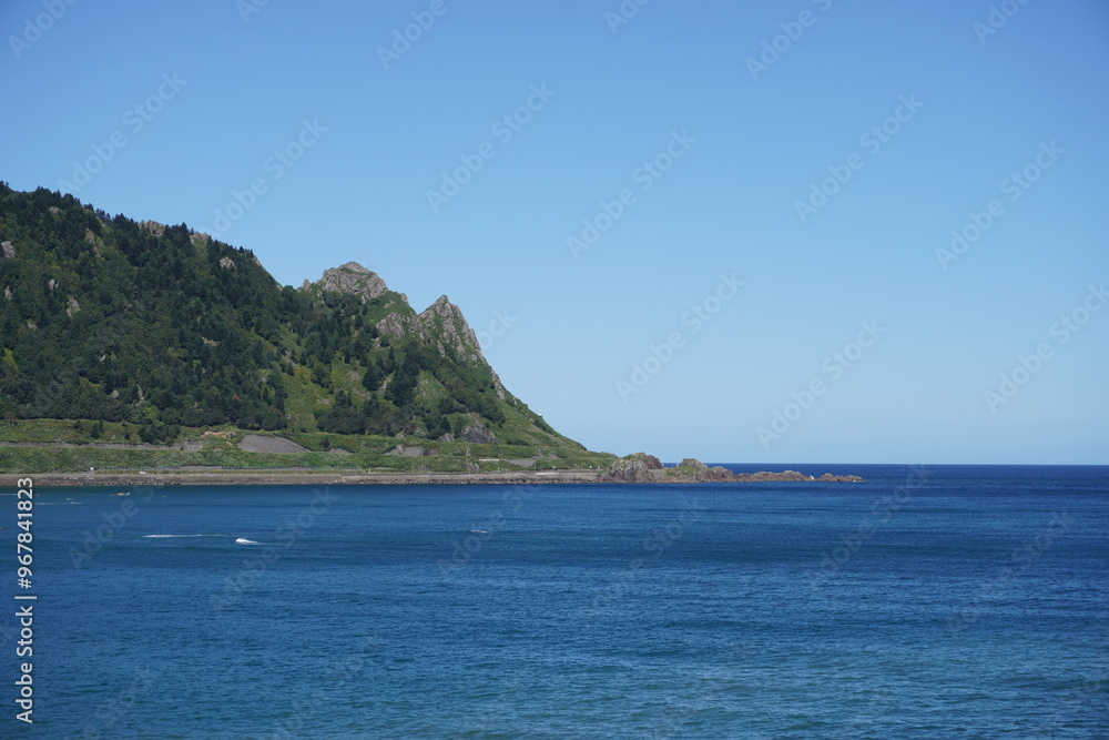 険しい岬と水平線