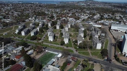 Vista aerea de Montevideo donde se ve un compleojo de viviendas denominado CH67, al fondo se ve el cerro de Montevideo