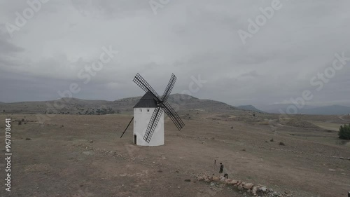 Molino de viento viejo blanco vista aérea