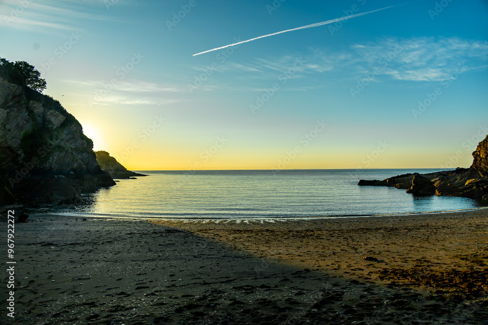 Fototapeta premium Ein fantastischer Sonnenuntergang an der Küste von North Devon bei Watermouth - Vereinigtes Königreich