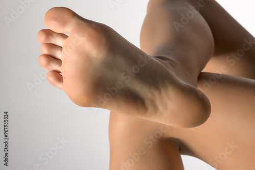 Fotografía Closeup of a female sole on a gray stusio background.